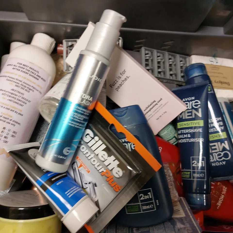 BOX OF APPROX 20 COSMETIC ITEMS TO INCLUDE SHOWER STEAMERS SHOWER BOMBS, WUNDER2 LIP SCRUB, JOICO MOISTURE RECOVERY SHAMPOO