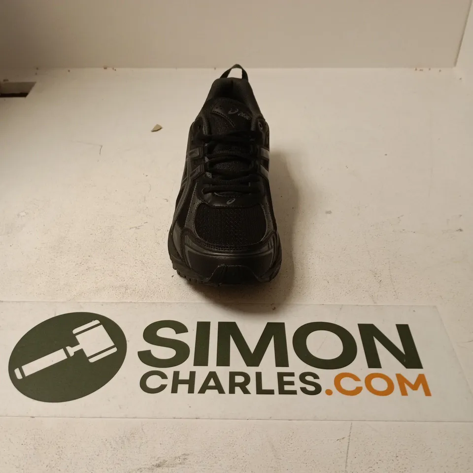 UNBOXED PAIR OF ASICS LACE TRAINERS IN ALL BLACK - UK 9