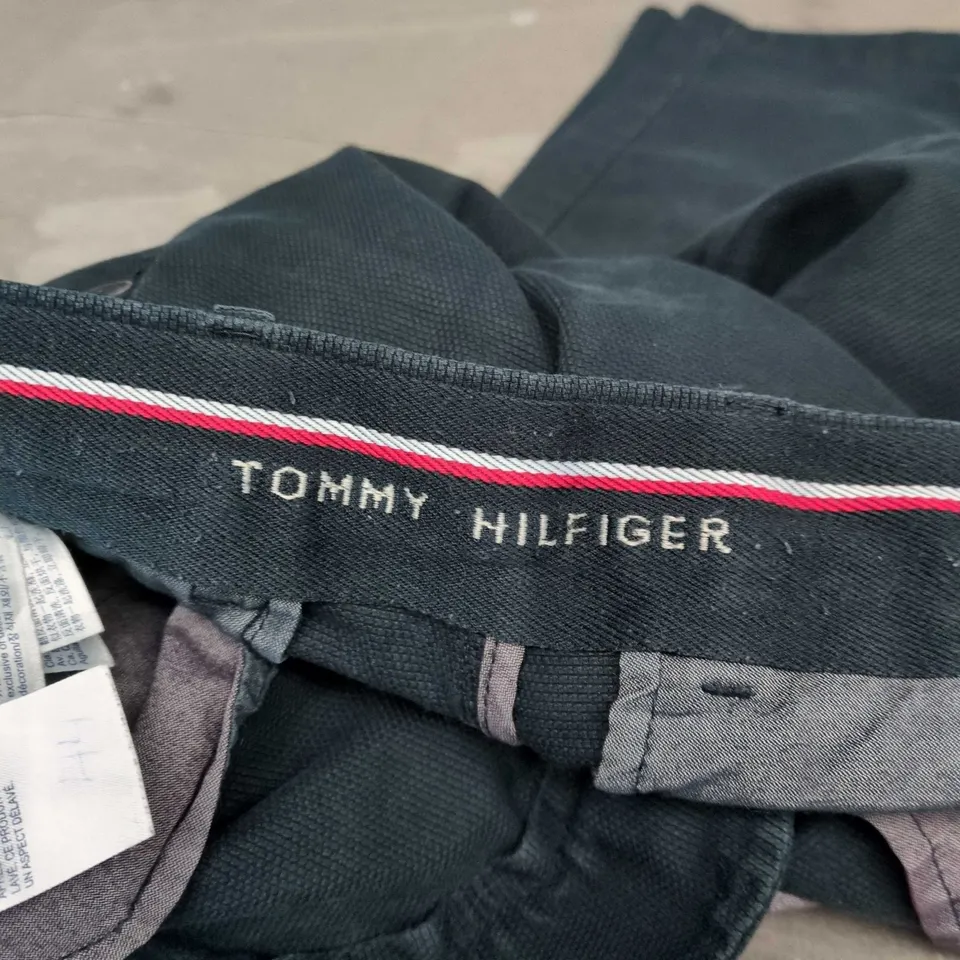 TOMMY HILFIGER CHINO STRETCH TROUSERS, NAVY, STRAIGHT FIT – SIZE UNSPECIFIED