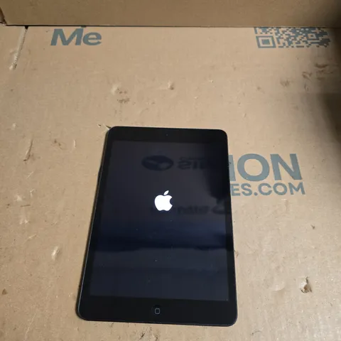 APPLE IPAD TABLET β SPACE GREY - POWERS ON