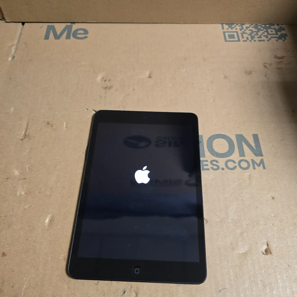 APPLE IPAD TABLET – SPACE GREY - POWERS ON 