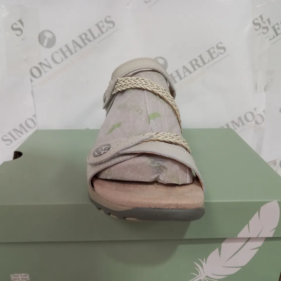 BOXED FREE SPIRIT MALIBU HIGH FLAT SANDLAS WITH OPEN TOE - SIZE 6