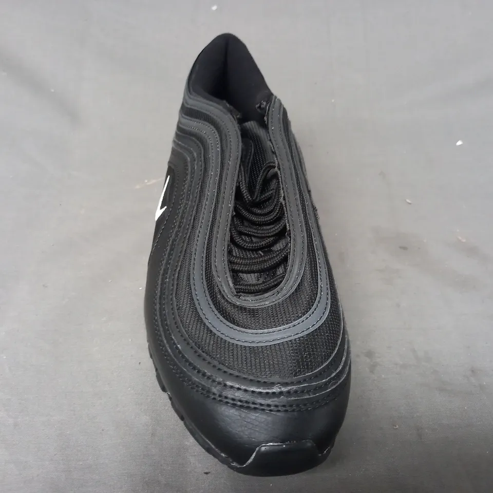 PAIR OF NIKE SHOES IN BLACK UK SIZE 9