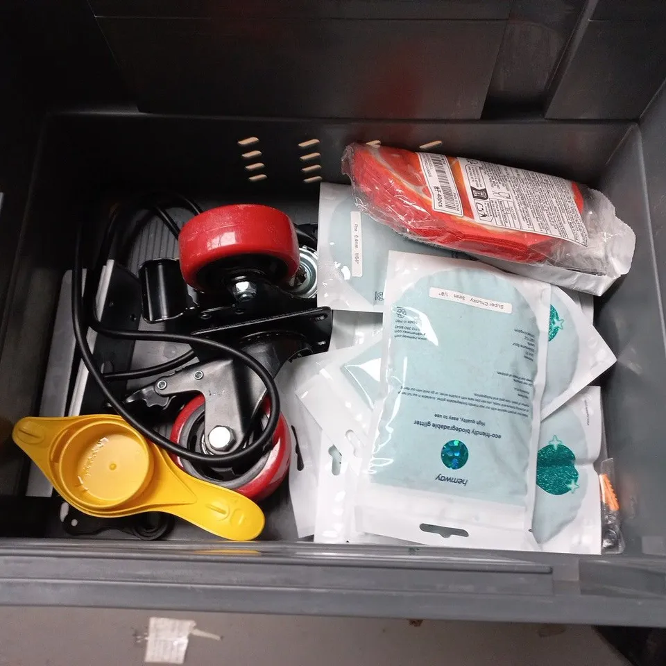 LOT OF APPROXIMATELY 18 ASSORTED HOUSEHOLD ITEMS TO INCLUDE DOG WASTE BAGS, CLEAR PENCIL CASES AND ECO FRIENDLY GLITTER