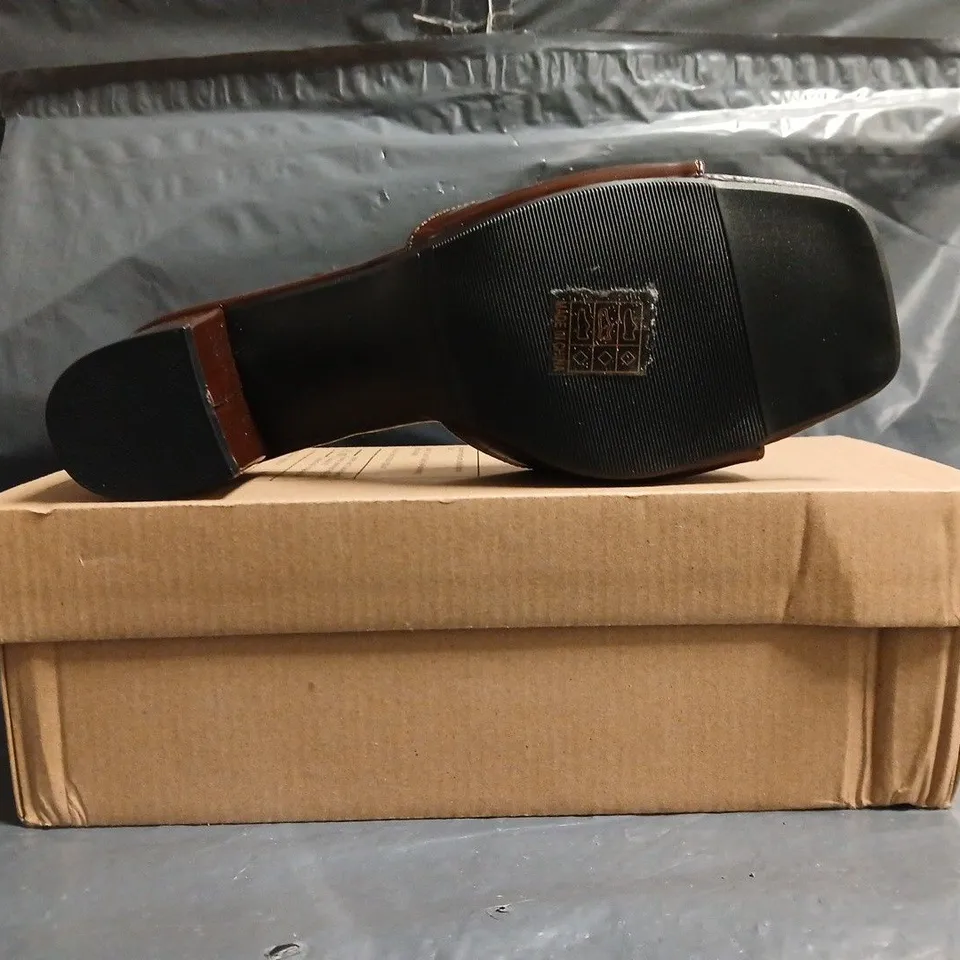 BOXED PAIR OF UNBRANDED OPEN TOE SANDALS IN CHOCOLATE SIZE EU 39