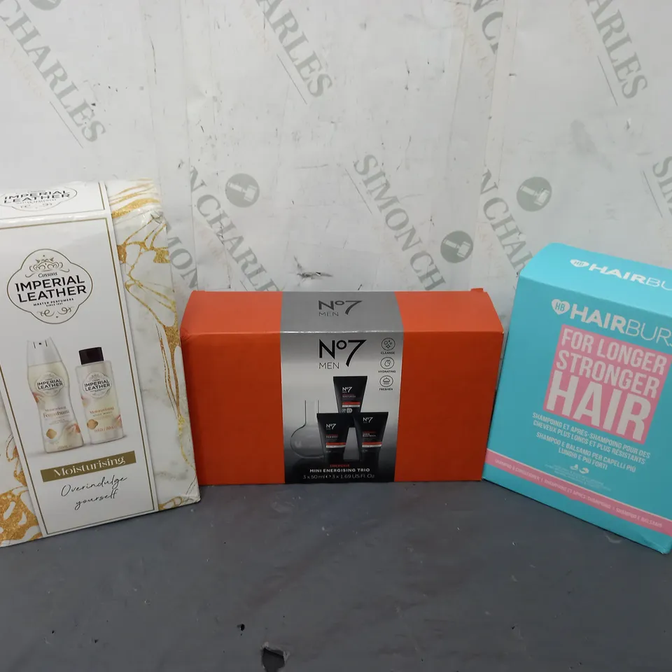 APPROXIMATELY 10 FRAGRANCE AND COSMETIC BOXSETS TO INCLUDE IMPERIAL LEATHER MOISTURISING SET, N07 MINI MOISTURISING SET, HAIRBURST SHAMPOO & CONDITIONER SET, ETC