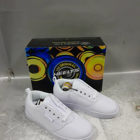 BOXED PAIR OF HEELYS PRO 20 TRIPLE WHITE UK 3
