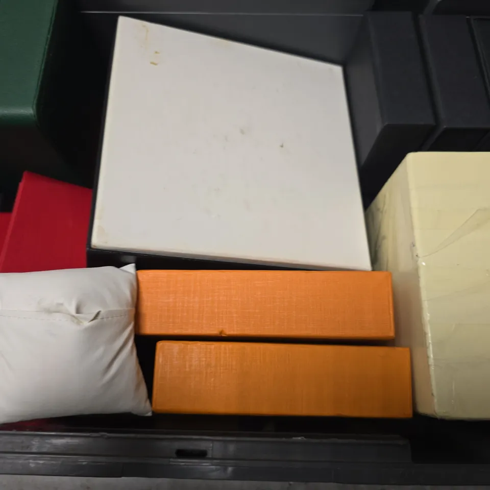 TOTE OF APPROXIMATELY 8 DESIGNER JEWELLERY BOXES IN VARIOUS SIZES & DESIGNS 