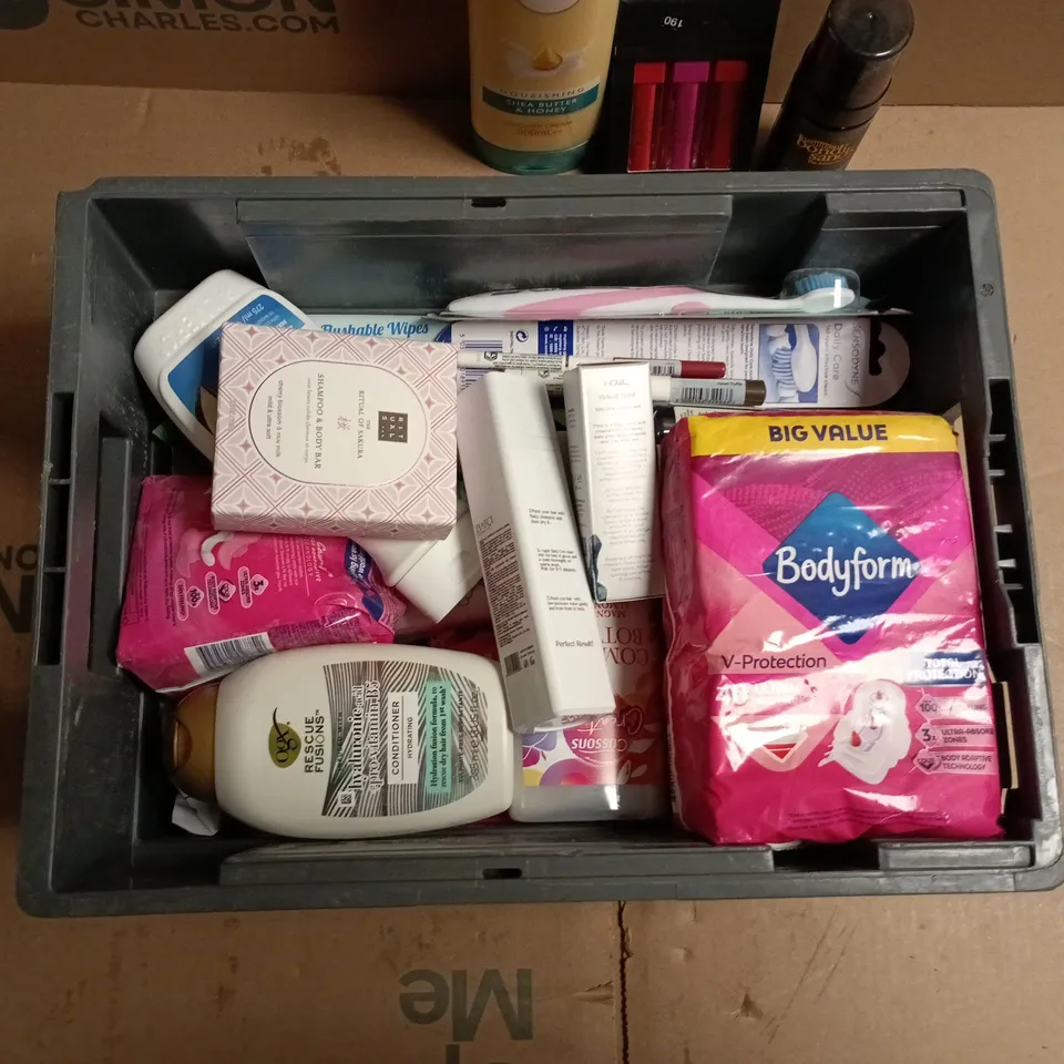 APPROXIMATEY 20 ASSORTED HEALTH AND BEAUTY PRODUCTS TO INCLUDE BONDI SANDS SELF TANNING FOAM, PROFUSION TRIO LIP GLOSS, CUSSONS PURE SHEA BUTTER & HONEY SHOWER CREAM ETC