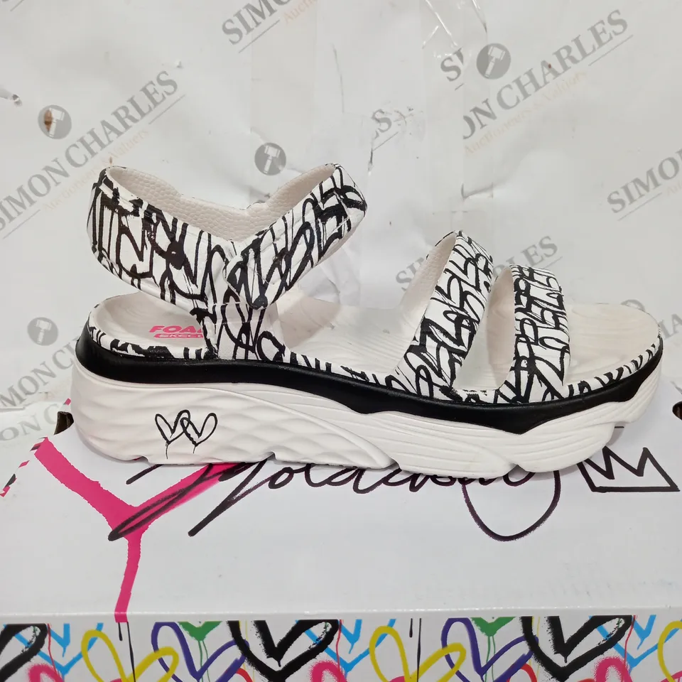 BOXED PAIR OF SKETCHERS LA SIZE 7 SANDALS 