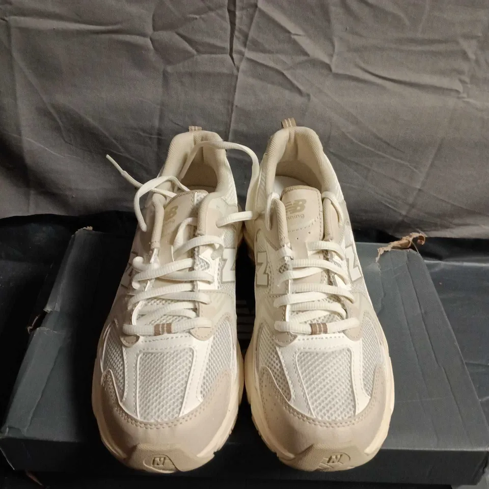 BOXED PAIR OF NEW BALANCE 530 SNEAKERS –UK SIZE 5.5