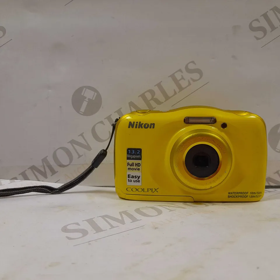 NIKON COOLPIX IN YELLOW 