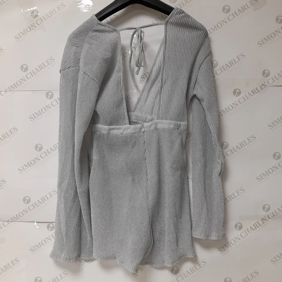 PRETTLITTLETHING GLITTER PLISSE FLARE SLEEVE PLUNGE PLAYSUIT IN SILVER SIZE 6