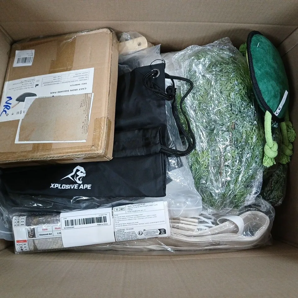 APPROXIMATELY 20 ASSORTED HOUSEHOLD PRODUCTS TO INCLUDE CAST IRON SQUARE PAN, DOG TOY, DRAWSTRING BAG, ETC