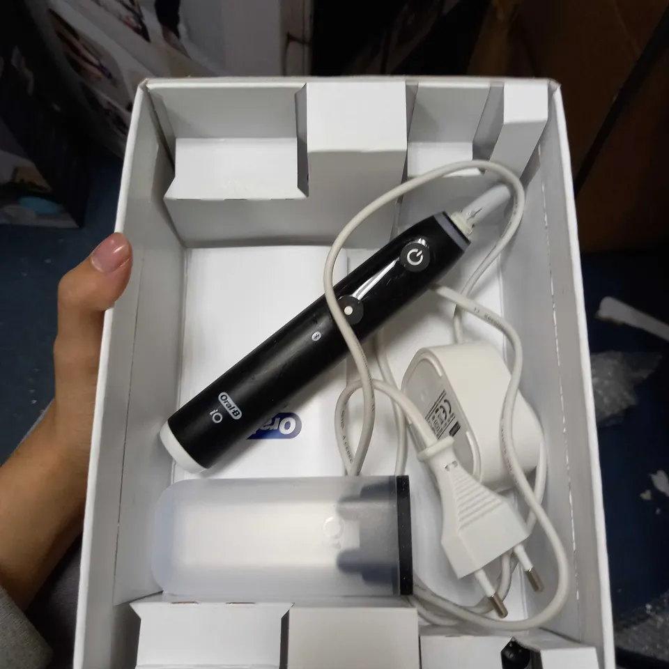 ORAL-B IO6 ELECTRIC TOOTHBRUSH