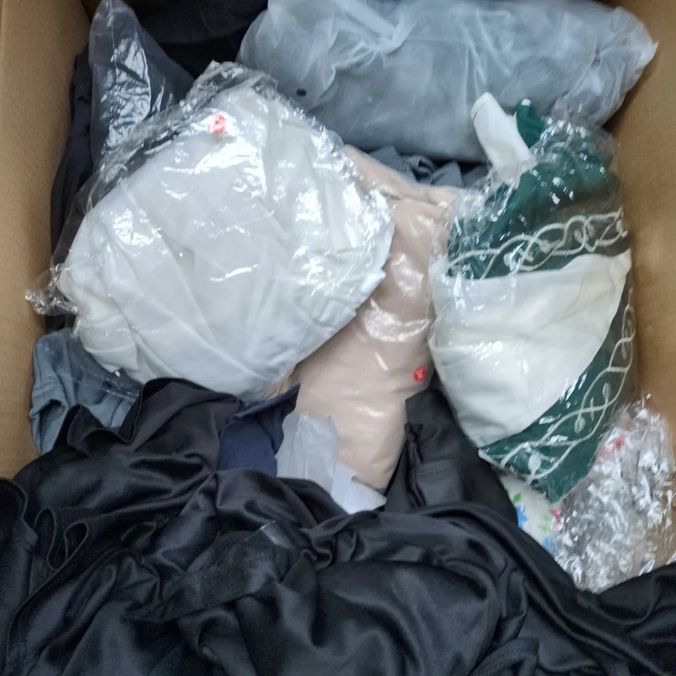 BOX OF APPROXIMATELY 20 ASSORTED CLOTHING ITEMS TO INCLUDE JUMPER, TOPS, TROUSERS, ETC