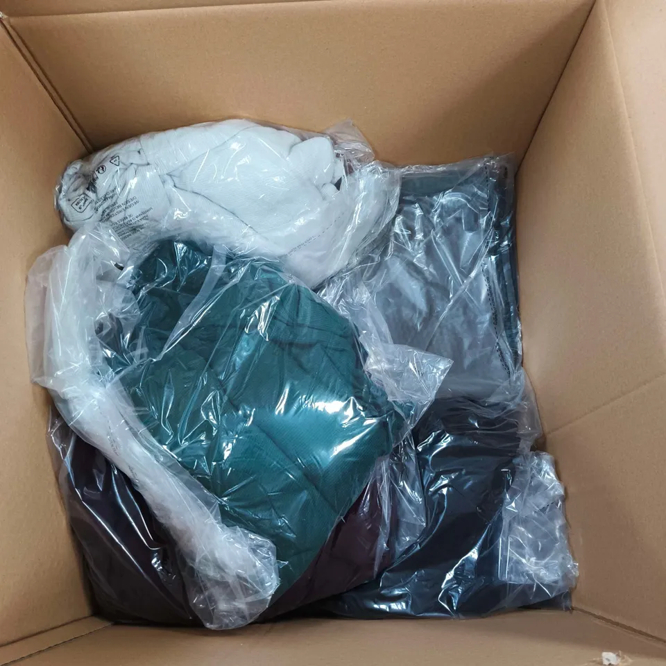 BOX OF APPROXIMATELY 20 ASSORTED CLOTHING ITEMS TO INCLUDE ASHWOOD LEATHER BAG, COZEE HOME, D&C ETC
