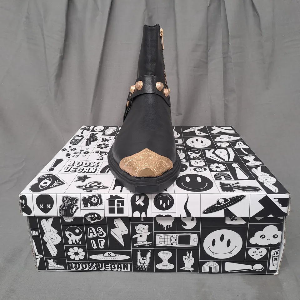 BOXED PAIR OF KOI COWBOY BOOTS IN BLACK/GOLD EFFECT UK SIZE 9