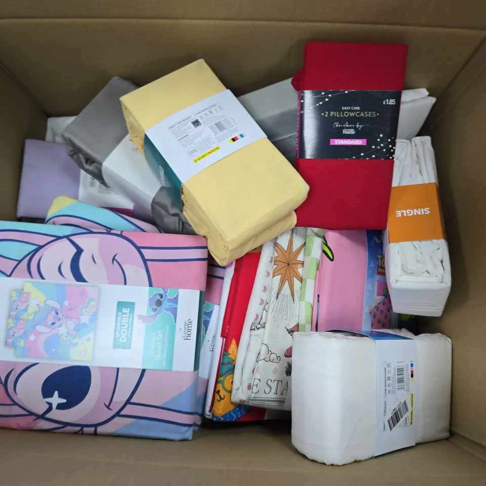 BOX OF APPROXIMATELY 12 ASSORTED BEDDING & SOFT FABRICS ITEMS TO INCLUDE - DUVET SET - FITTED SHEET ETC. 