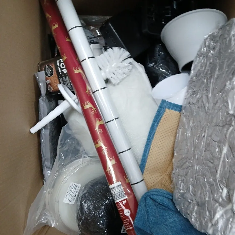 APPROXIMATELY 15 ASSORTED HOUSEHOLD PRODUCTS TO INCLUDE HOME DECOR, WALLPAPER, PICTURE FRAME ETC