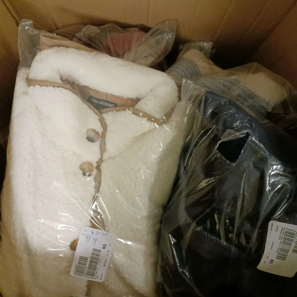 APPROXIMATELY 20 ITEMS OF LADIES CLOTHING TO INCLUDE JEANS, JUMPERS AND JACKETS