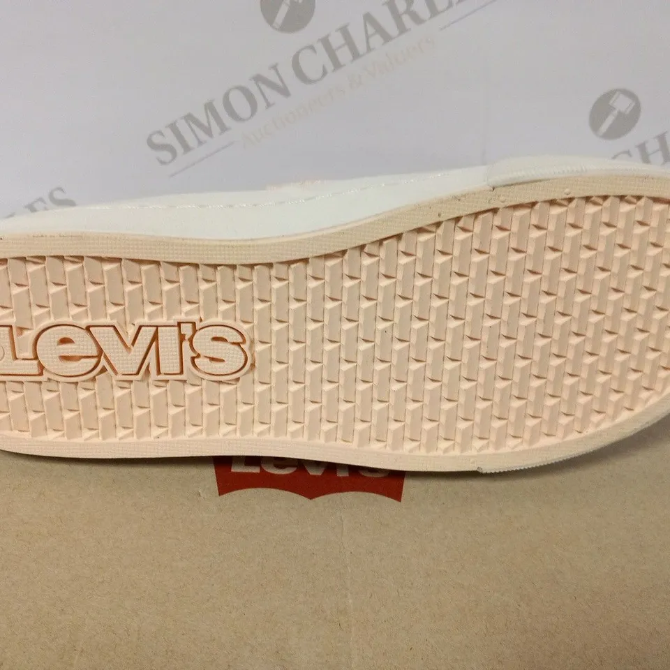 BOXED LEVI'S SLIP ON LOW CANVAS SHOE SIZE 6.5