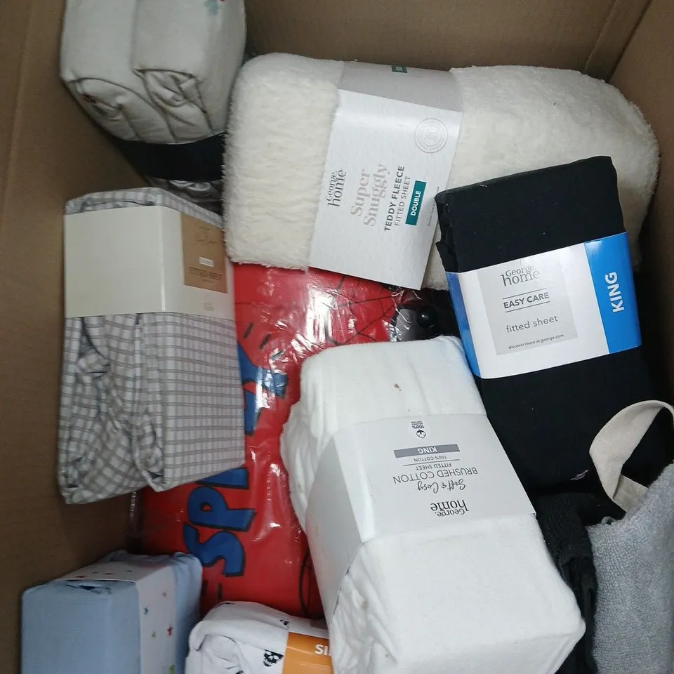 BOX OF APPROXIMATELY 10 ASSORTED BEDDING & SOFT FABRICS ITEMS TO INCLUDE - STITCH TRAVEL PILLOW - HEDGEHOG KING DUVET SET - STITCH OVEN GLOVE SET - ETC