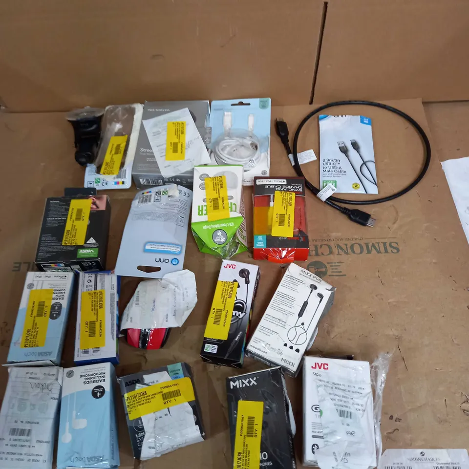 LOT OF APPROX 20 ASSORTED TECH ITEMS TO INCLUDE EARPHONES, CABLES, COMPUTER MOUSE ETC