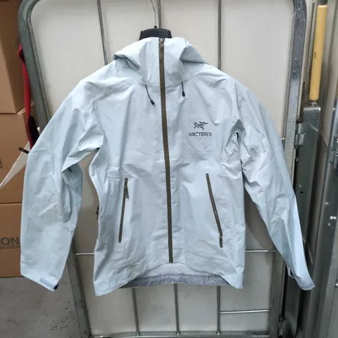 ARC'TERYX MEN'S LIGHT BLUE  SHELL JACKET WITH HOOD – LG