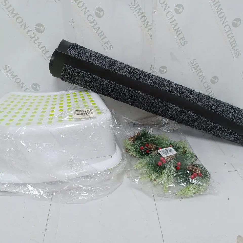 BOXED LOT OF APPROX 15 HOUSEHOLD ITEMS TO INCLUDE KITCHENWARE AND CHRISTMAS DECORATIONS