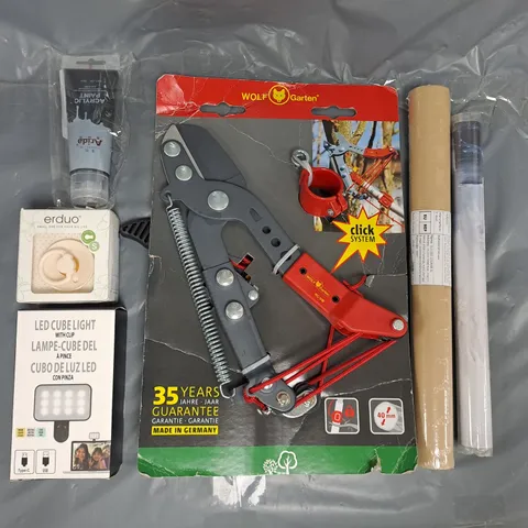 APPROXIMATELY 10 ASSORTED HOUSEHOLD ITEMS TO INCLUDE ACRYLIC PAINT, LED CUBE LIGHT, ETC