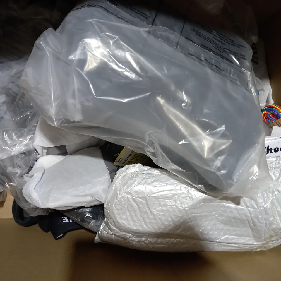 BOX OF APPROXIMATELY 15 ASSORTED PAIRS OF SHOES AND FOOTWEAR ITEMS IN VARIOUS STYLES AND SIZES TO INCLUDE H&M, FASHION, ETC