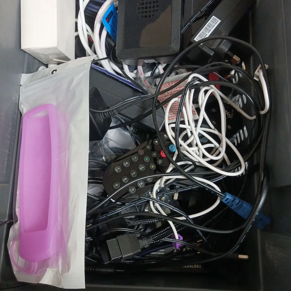 APPROXIMATELY 12 ASSORTED ELECTRICAL PRODUCTS TO INCLUDE - MOUSE - CABLES - REMOTES - ETC 