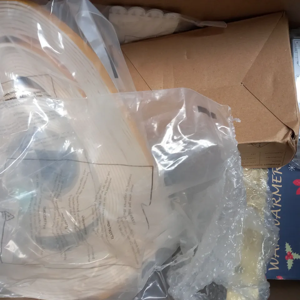 BOX OF APPROXIMATELY 15 ASSORTED HOUSEHOLD ITEMS TO INCLUDE CARBON MONOXIDE ALARM, LIGHT SWITCH, ETC