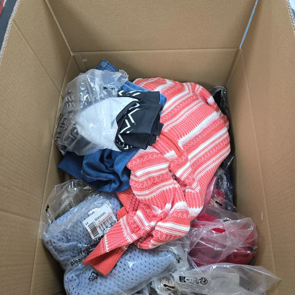BOX OF APPROXIMATELY 25 ASSORTED CLOTHING ITEMS TO INCLUDE JEANS, TOPS ETC