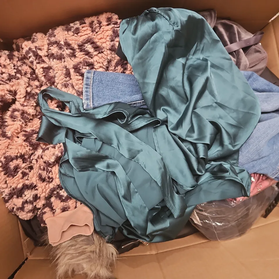 APPROXIMATELY 30 ASSORTED CLOTHING ITEMS IN VARIOUS SIZES, STYLES & COLOURS TO INCLUDE BRANDS SUCH AS CONTURVE, F&F, M&S, ETC - COLLECTION ONLY