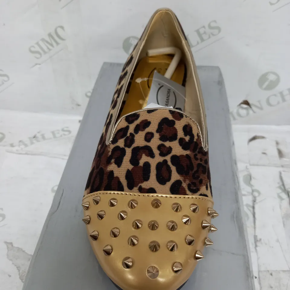 FLAT HEELED LEOPARD PRINT GOLD SPIKEY TOE SIZE 5