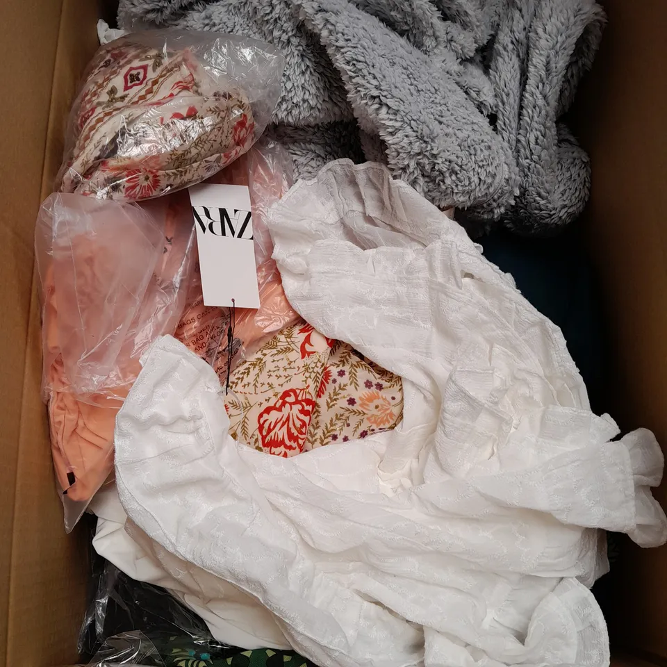 BOX OF APPROXIMATELY 25 ASSORTED CLOTHING ITEMS TO INCLUDE - T-SHIRT , TROUSERS , JEANS , ETC 