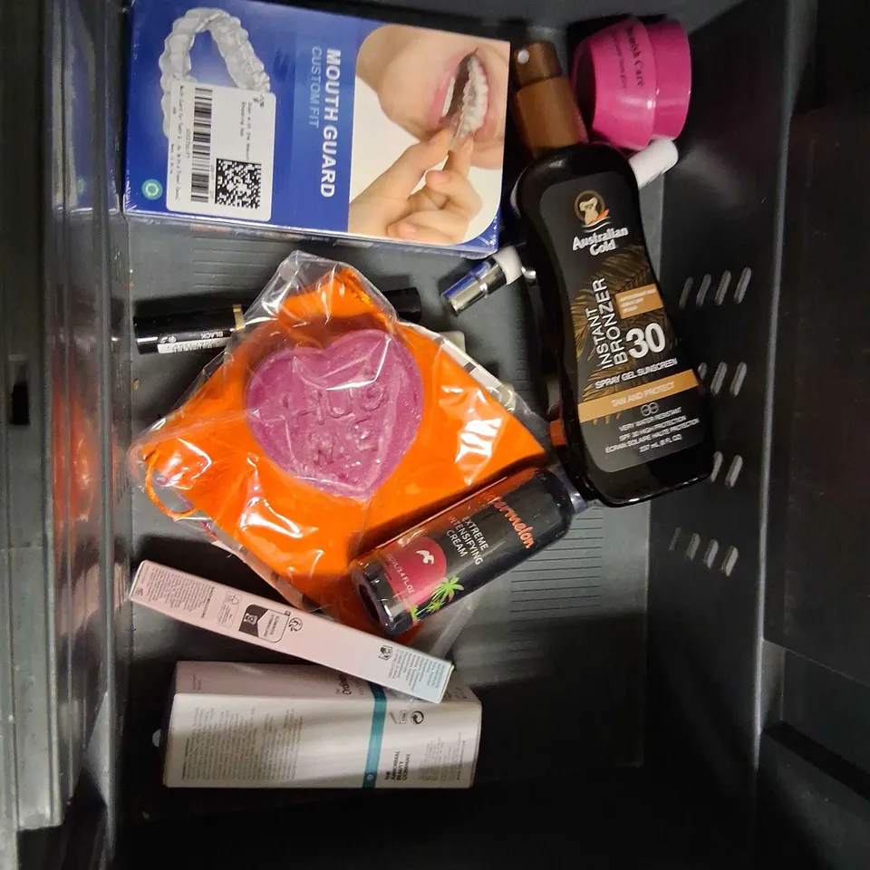 APPROXIMATELY 20 ASSORTED HEALTH AND BEAUTY PRODUCTS TO INCLUDE; LAURA ASHLEY, REVOLUTION, VASELINE AND LUSH