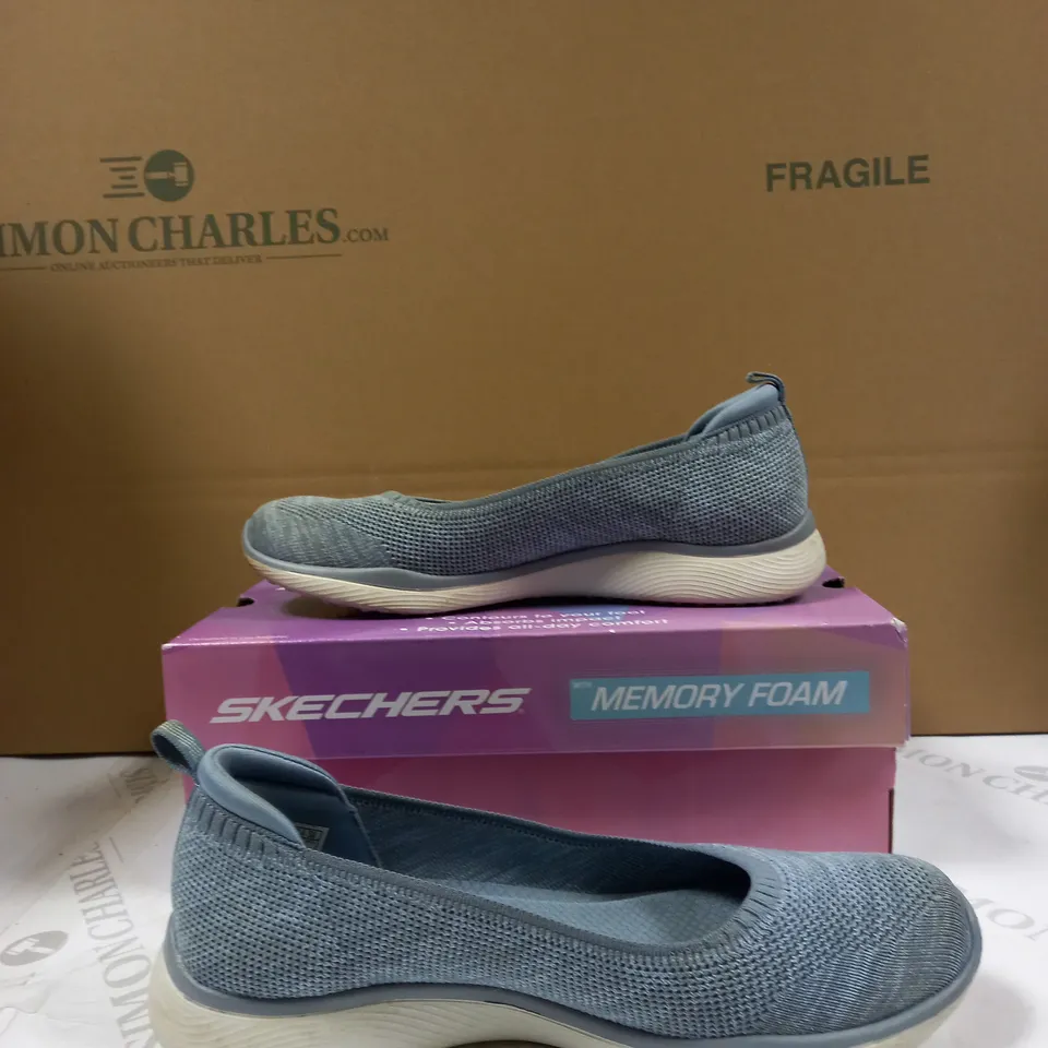 PAIR SKECHERS MICROBURST 2.0 BE ICONIC STRETCH FIT PUMP BLUE - SIZE 5