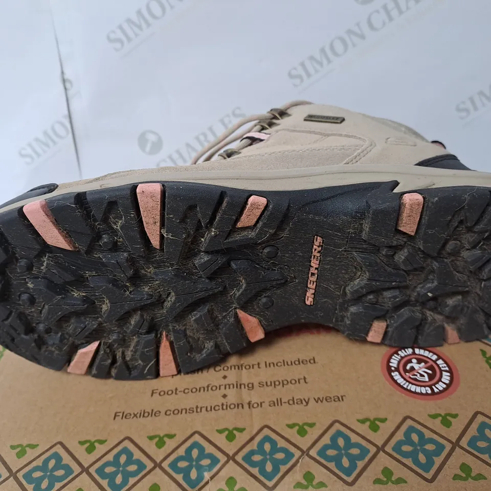 SKETCHERS WATERPROOF BOOT SIZE 8