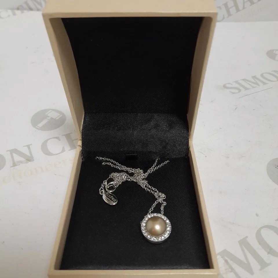 CACHET LONDON PEARL PENDANT CHAIN NECKLACE 