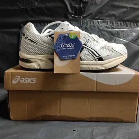 BOXED PAIR OF ASICS GEL-1130 TRAINERS IN WHITE/SILVER SIZE UK 5.5