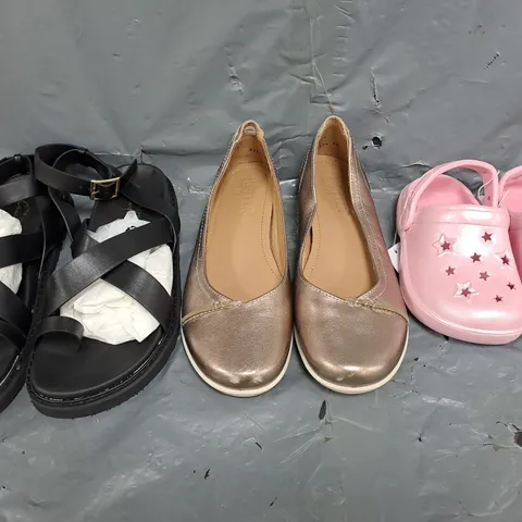 BOX OF APPROXIMATELY 15 ASSORTED PAIRS OF SHOES AND FOOTWEAR ITEMS IN VARIOUS COLOURS, STYLES, AND SIZES - COLLECTION ONLY