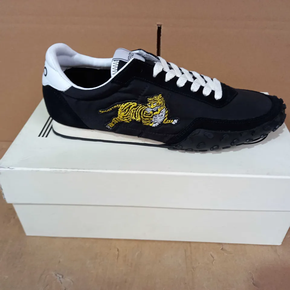 BOXED PAIR OF KENZO TRAINERS IN BLACK/WHITE WITH EMBROIDED TIGER UK SIZE 8