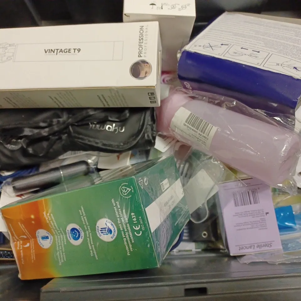 BOX OF APPROX 20 ASSORTED HEALTH AND BEAUTY ITEMS TO INCLUDE - ORAL B 3D WHITE FLOSS - BRUSH WORKS TRIANGULAR POWDER PUFF - FUSSY ROLL ON DEODORANT ECT