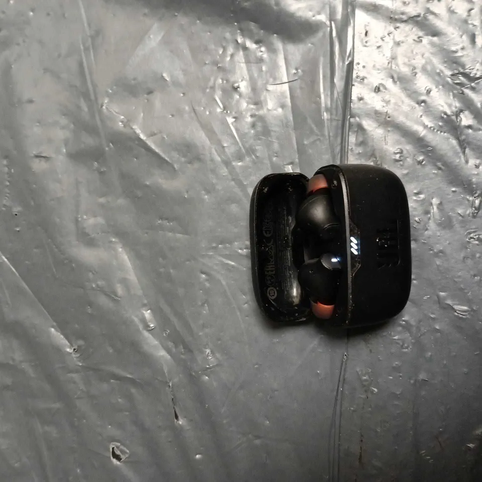 JBL TRUE WIRELESS EARBUDS WITH CHARGING CASE – BLACK