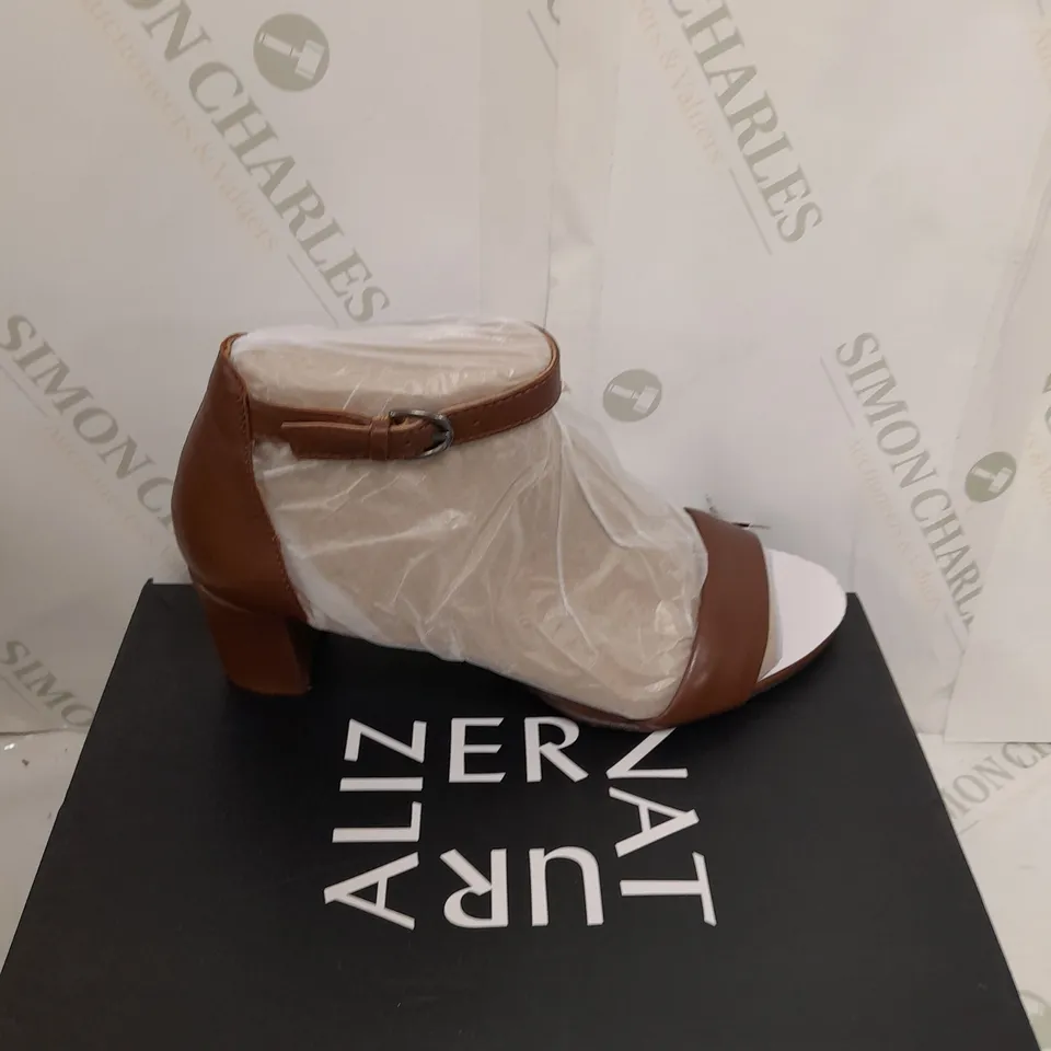 BOXED PAIR OF ALIZER NATURE SIZE 6 TAN SANDAL