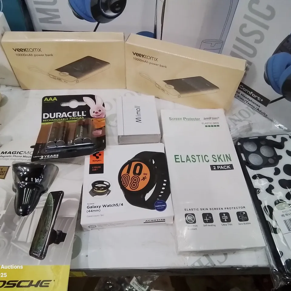 BOX CONTAINING LARGE AMOUNT OF BOXED ELECTRICAL ITEMS TO INCLUDE: HEADPHONES, PHONE CASES, SCREEN PROTECTION COVERS, REMOTE CONTROL EMERGENCY LIGHTING, POWER BANKS ETC.