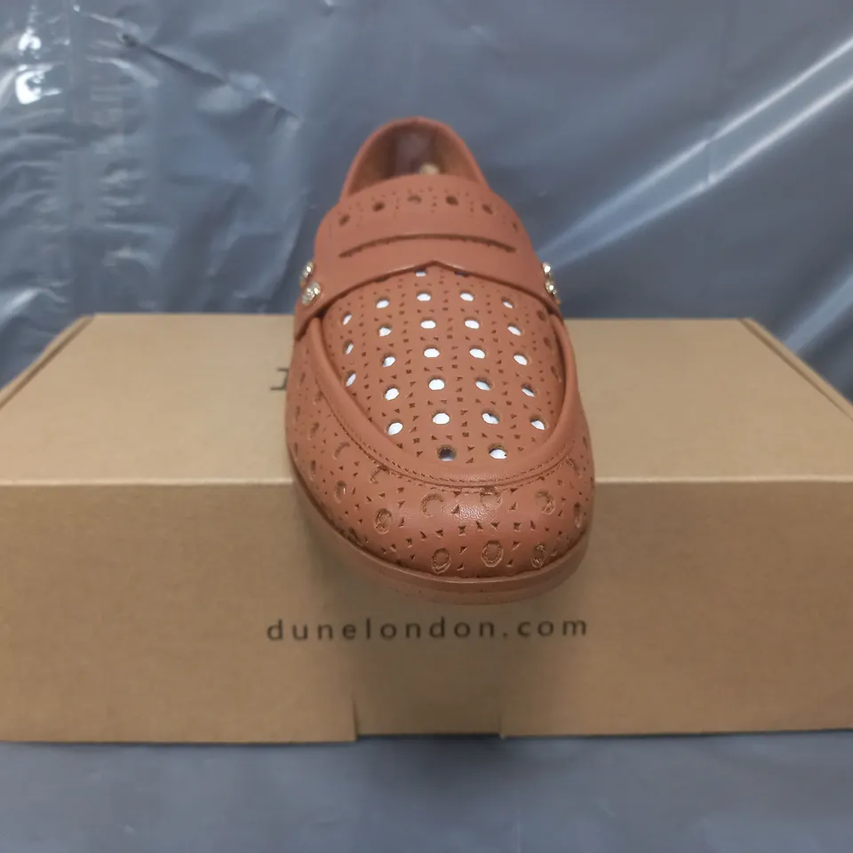 BOXED PAIR OF DUNE LONDON GLIMMERED LOAFERS IN TAN SIZE 6